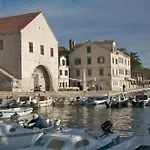 Hvar アパート