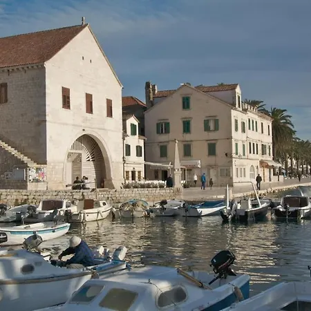 Hvar アパート